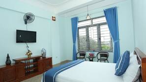 Minibar, desk, laptop workspace, free WiFi
