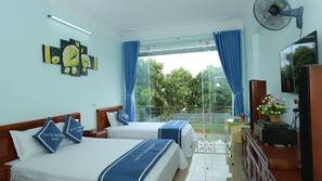 Minibar, desk, laptop workspace, free WiFi