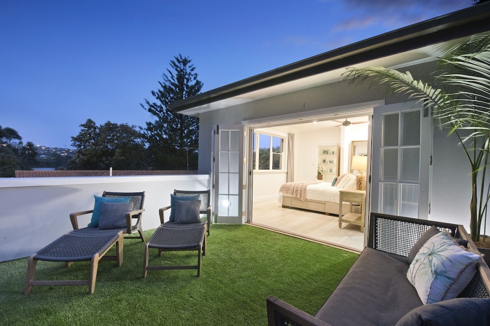Hamptons Beach House in Curl Curl