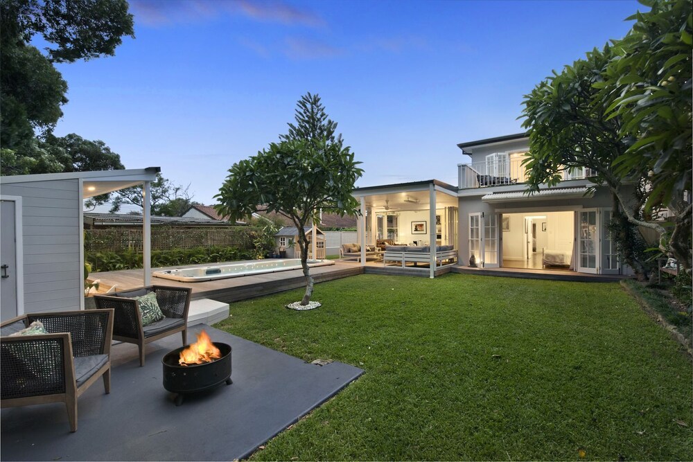 Hamptons Beach House in Curl Curl