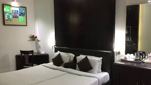 In-room safe, desk, free WiFi