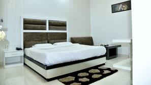 In-room safe, desk, free WiFi