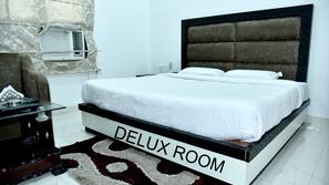 In-room safe, desk, free WiFi