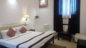 In-room safe, desk, free WiFi