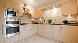 Full-size fridge, microwave, oven, toaster