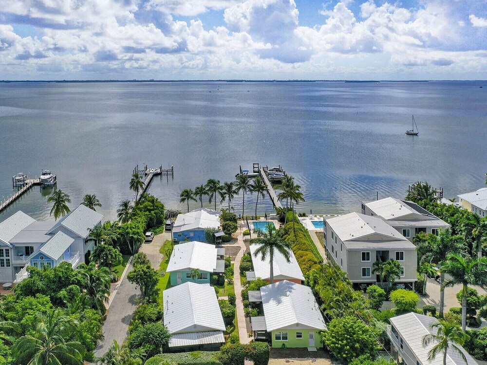 Bay House Bayfront  3 Bedroom with Florida Room / 2 Bath House