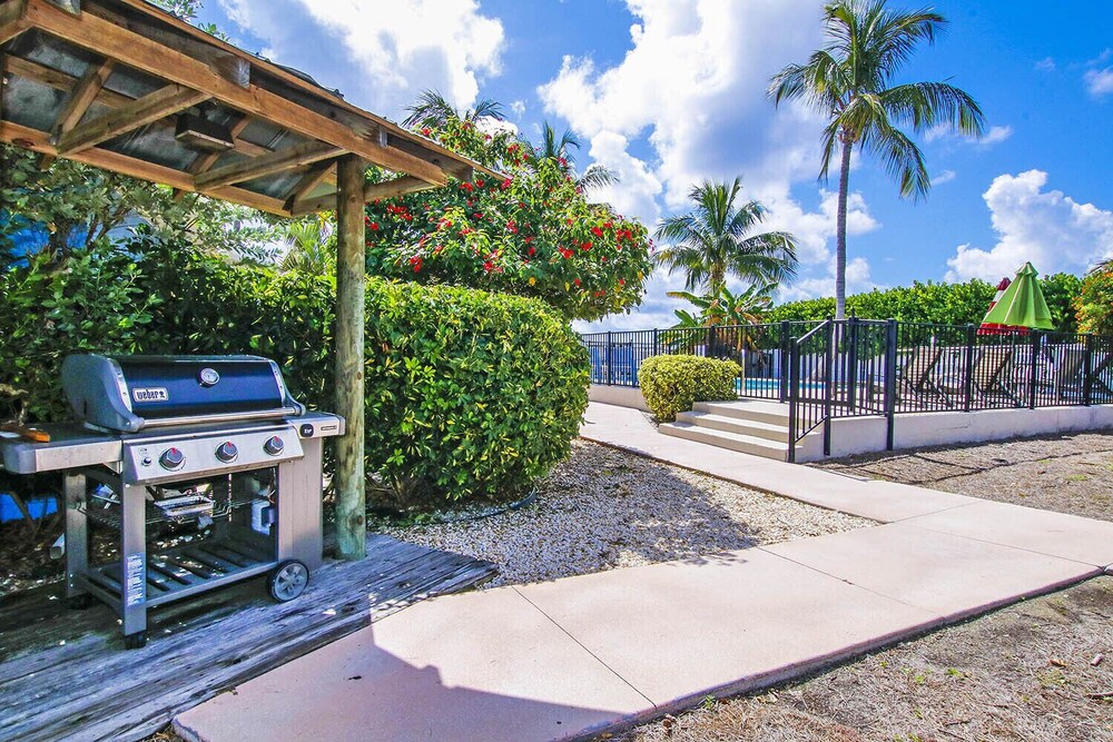 Bay House Bayfront  3 Bedroom with Florida Room / 2 Bath House