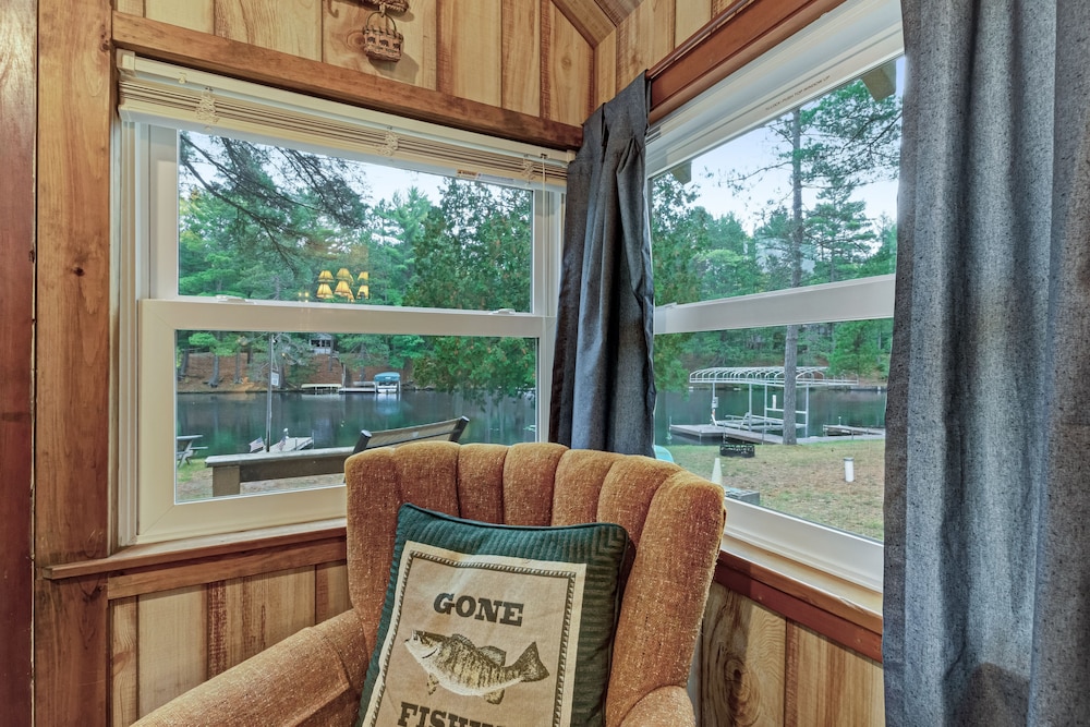 Cozy lake cabin with access to lakefront pier & community firepit