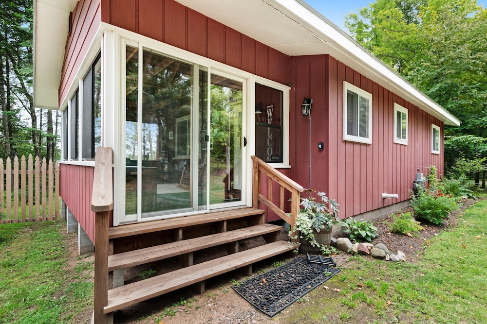 DogFriendly Lakefront Cottage w/ Dock, Kayaks, Canoe, and Snowshoes in