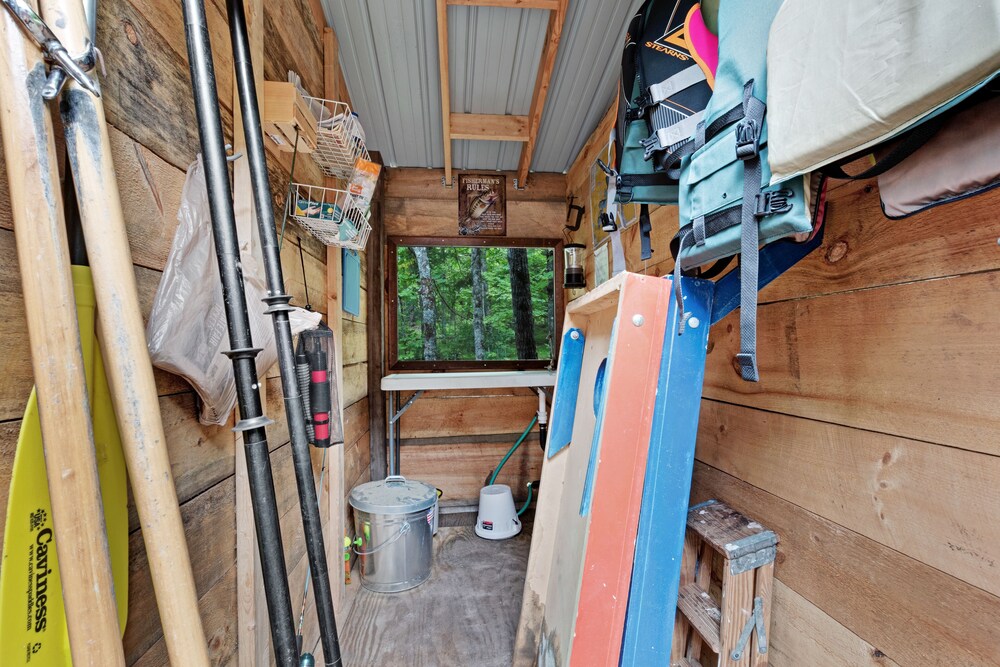 DogFriendly Lakefront Cottage w/ Dock, Kayaks, Canoe, and Snowshoes in