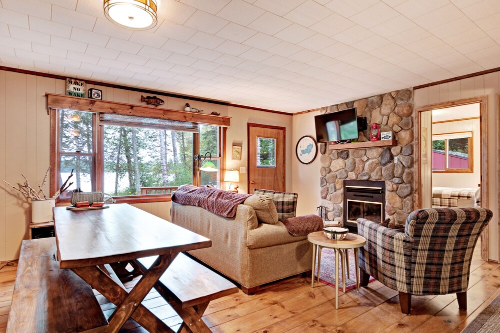 DogFriendly Lakefront Cottage w/ Dock, Kayaks, Canoe, and Snowshoes in