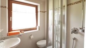 Dusche, Haartrockner, Bidet, Handtücher