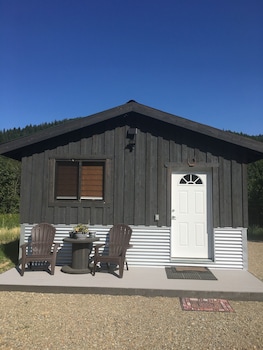 Cowboy Camp Cabin Vacation Get Away Rustic Setting With Urban