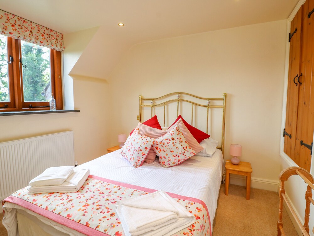 GREAT BRADLEY COTTAGE, pet friendly, with pool in Withypool Minehead