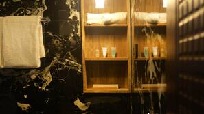 Shower, rainfall showerhead, free toiletries, hair dryer