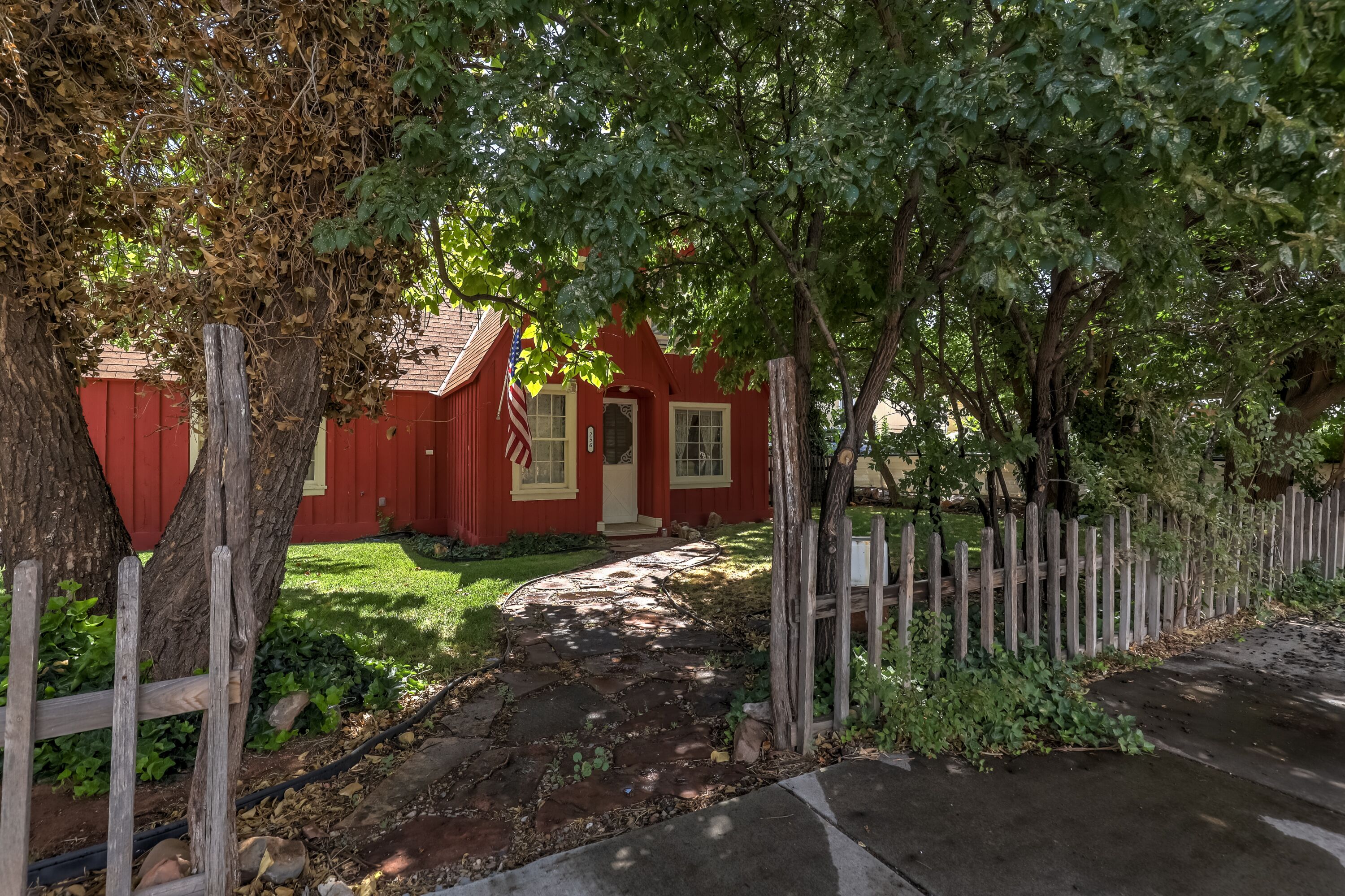 Little Red Cottage - Downtown Vintage Home in Kanab, United States