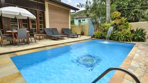 Piscina externa, funciona das 8h30 às 19h00, espreguiçadeiras