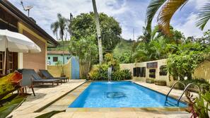 Piscina externa, funciona das 8h30 às 19h00, espreguiçadeiras