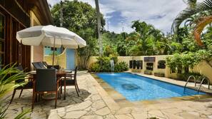 Piscina externa, funciona das 8h30 às 19h00, espreguiçadeiras
