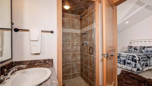 3 bedrooms, iron/ironing board, WiFi, linens