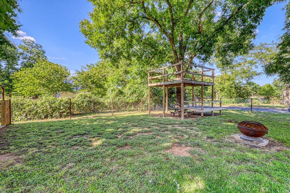 Dogfriendly home w/ backyard firepit & pergola, free WiFi & full kitchen Fredericksburg Vrbo