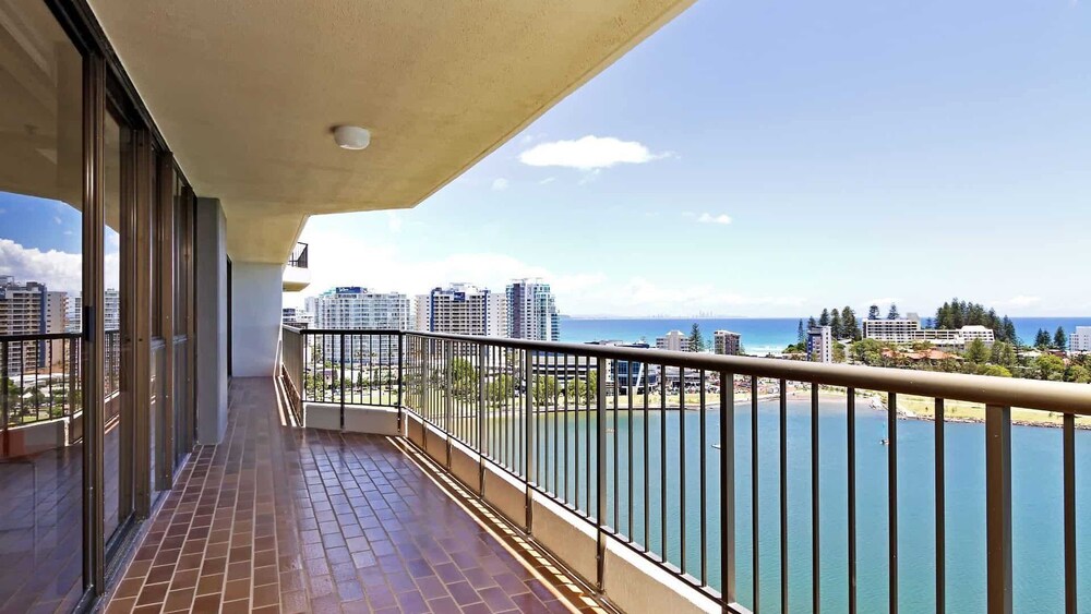 Seascape 1502 Renovated & Stunning Views Tweed Heads Stayz