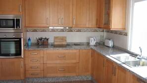 Kühlschrank, Mikrowelle, Ofen, Herd