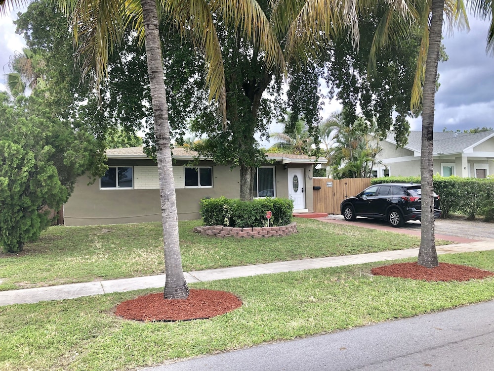 Estrada's Cozy Vacation Home Near Hollywood Beach