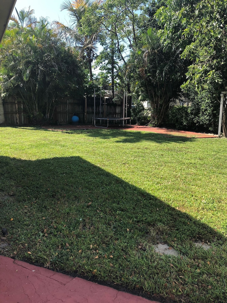 Estrada's Cozy Vacation Home Near Hollywood Beach