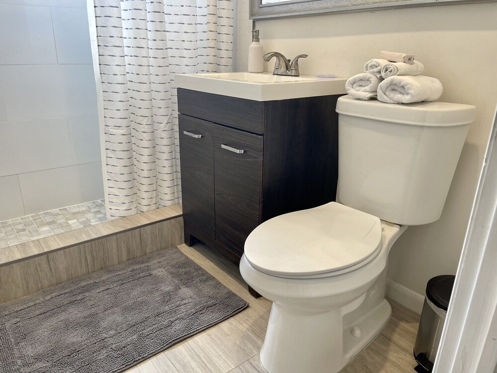 Estrada's Cozy Vacation Home Near Hollywood Beach