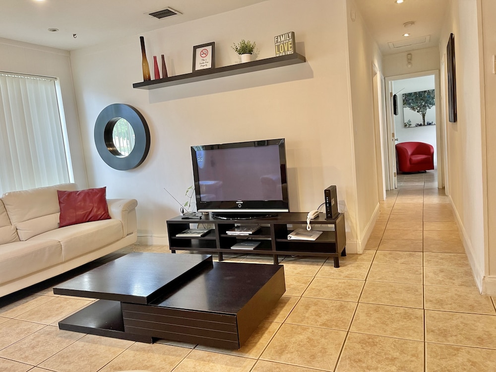 Estrada's Cozy Vacation Home Near Hollywood Beach