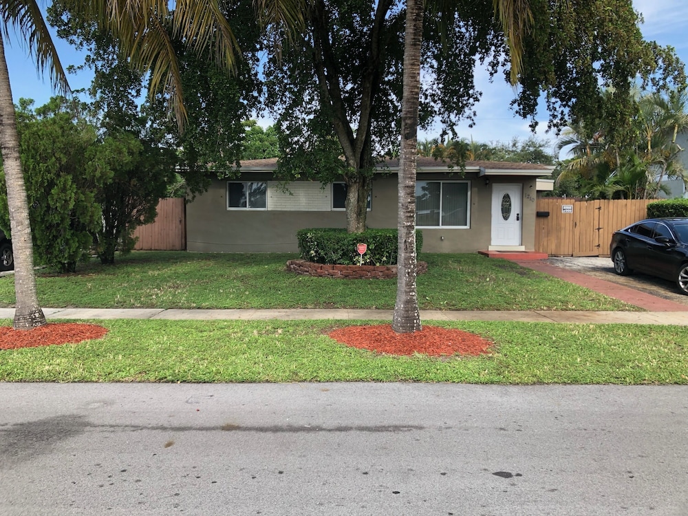 Estrada's Cozy Vacation Home Near Hollywood Beach