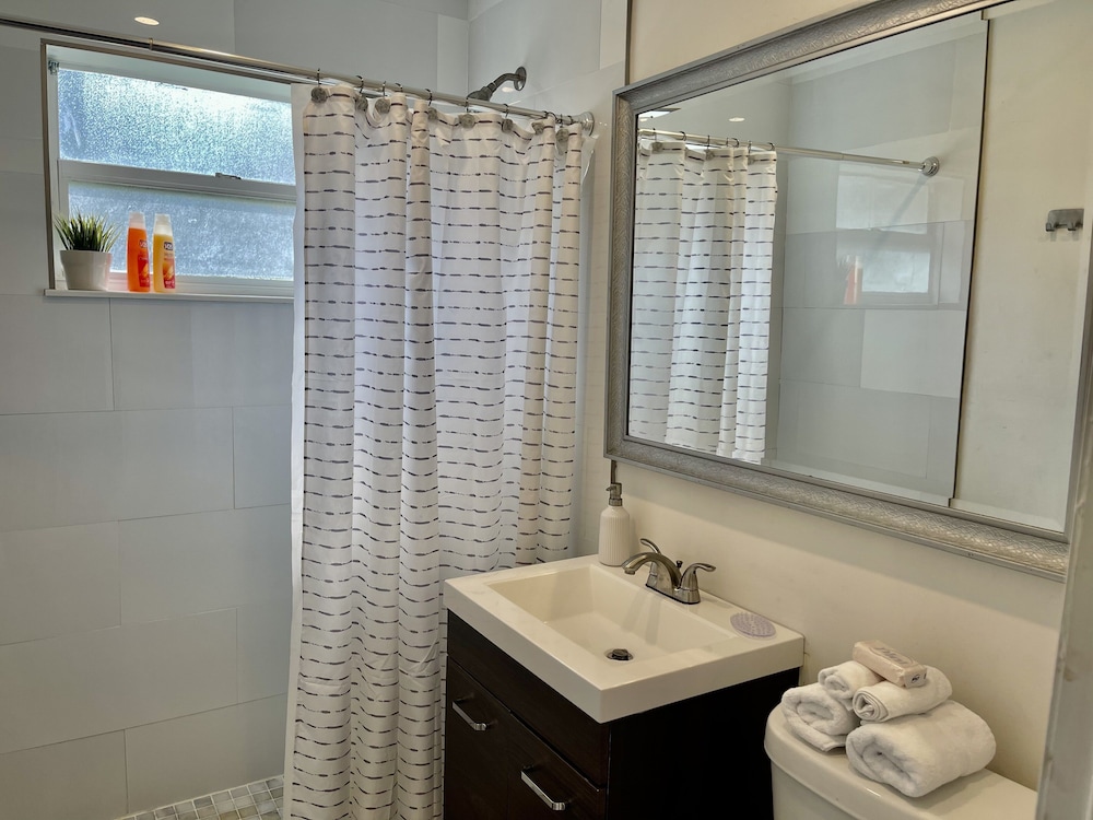 Estrada's Cozy Vacation Home Near Hollywood Beach