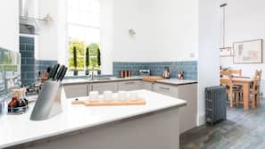 Full-sized fridge, microwave, oven, hob