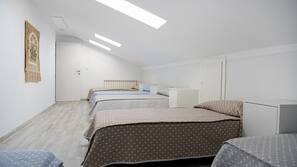 Mobiliario individual, wifi gratis, ropa de cama