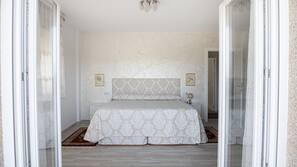 Mobiliario individual, wifi gratis, ropa de cama