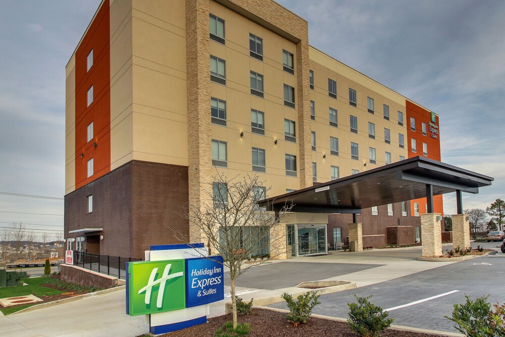 Holiday Inn Express & Suites Nashville Metrocenter Downtown, an IHG