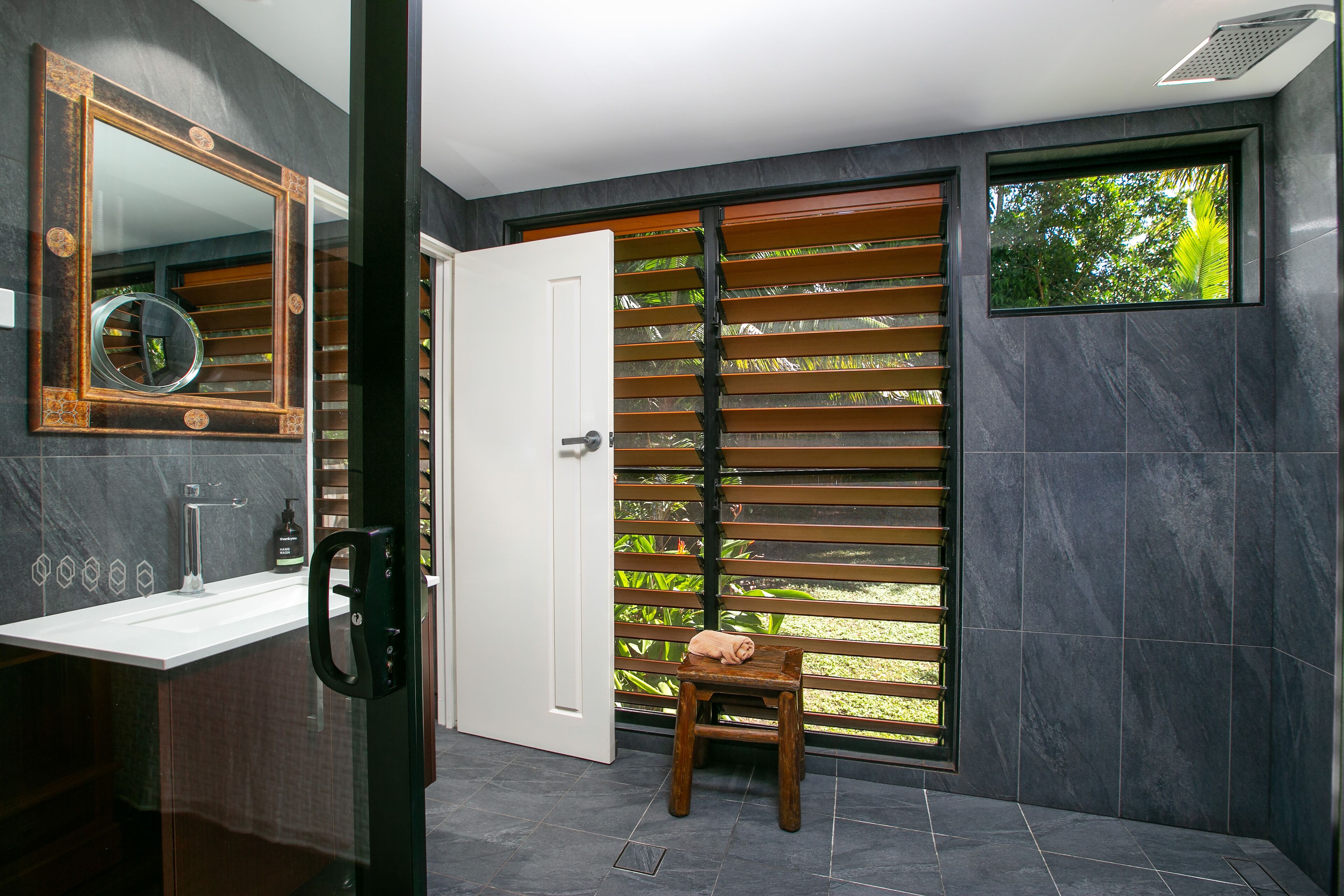 Tropical 3 Bedroom House, Pool plus 4th Bedroom Bungalow