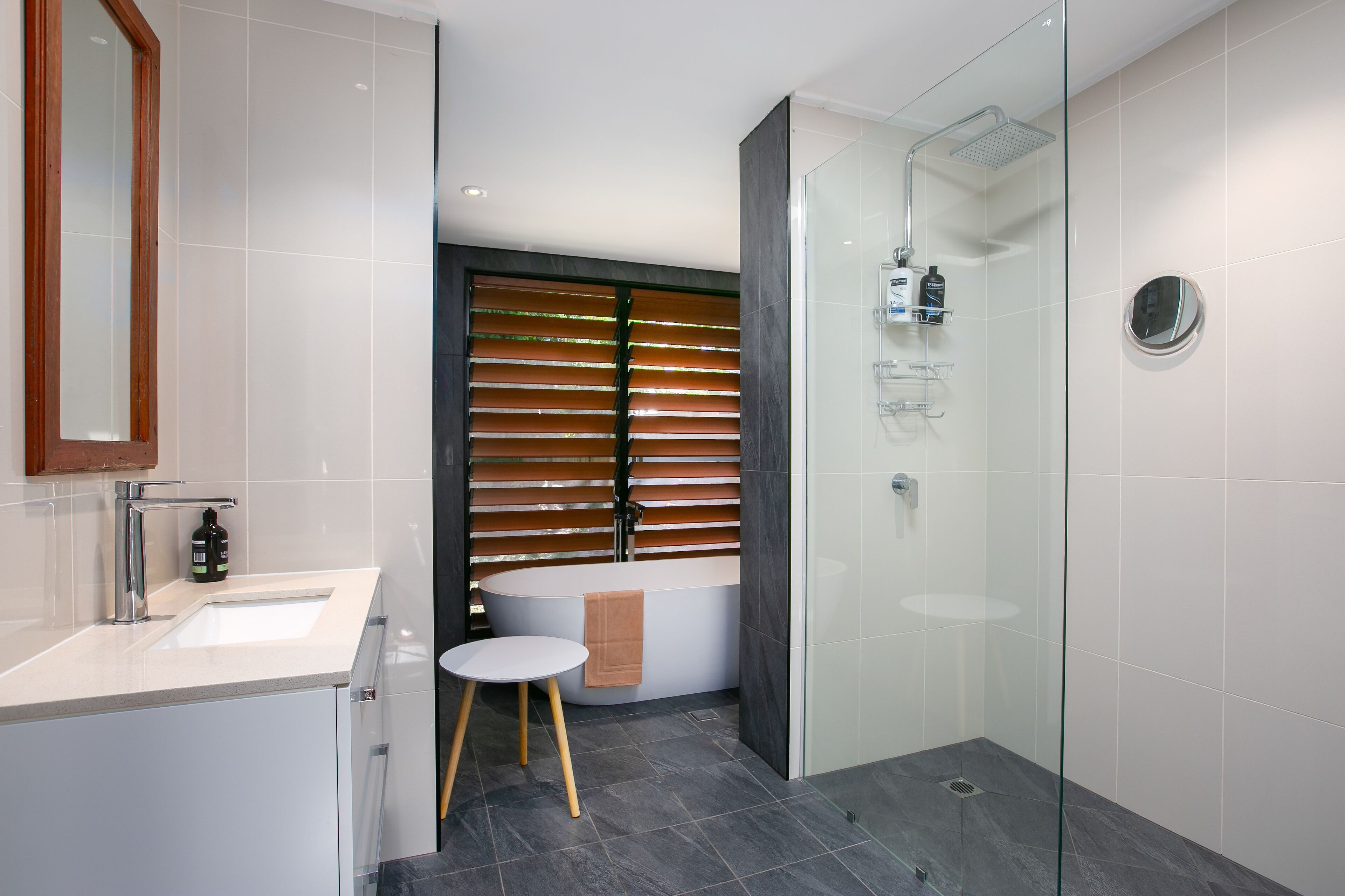 Tropical 3 Bedroom House, Pool plus 4th Bedroom Bungalow