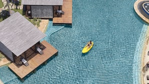 Una piscina al aire libre, tumbonas