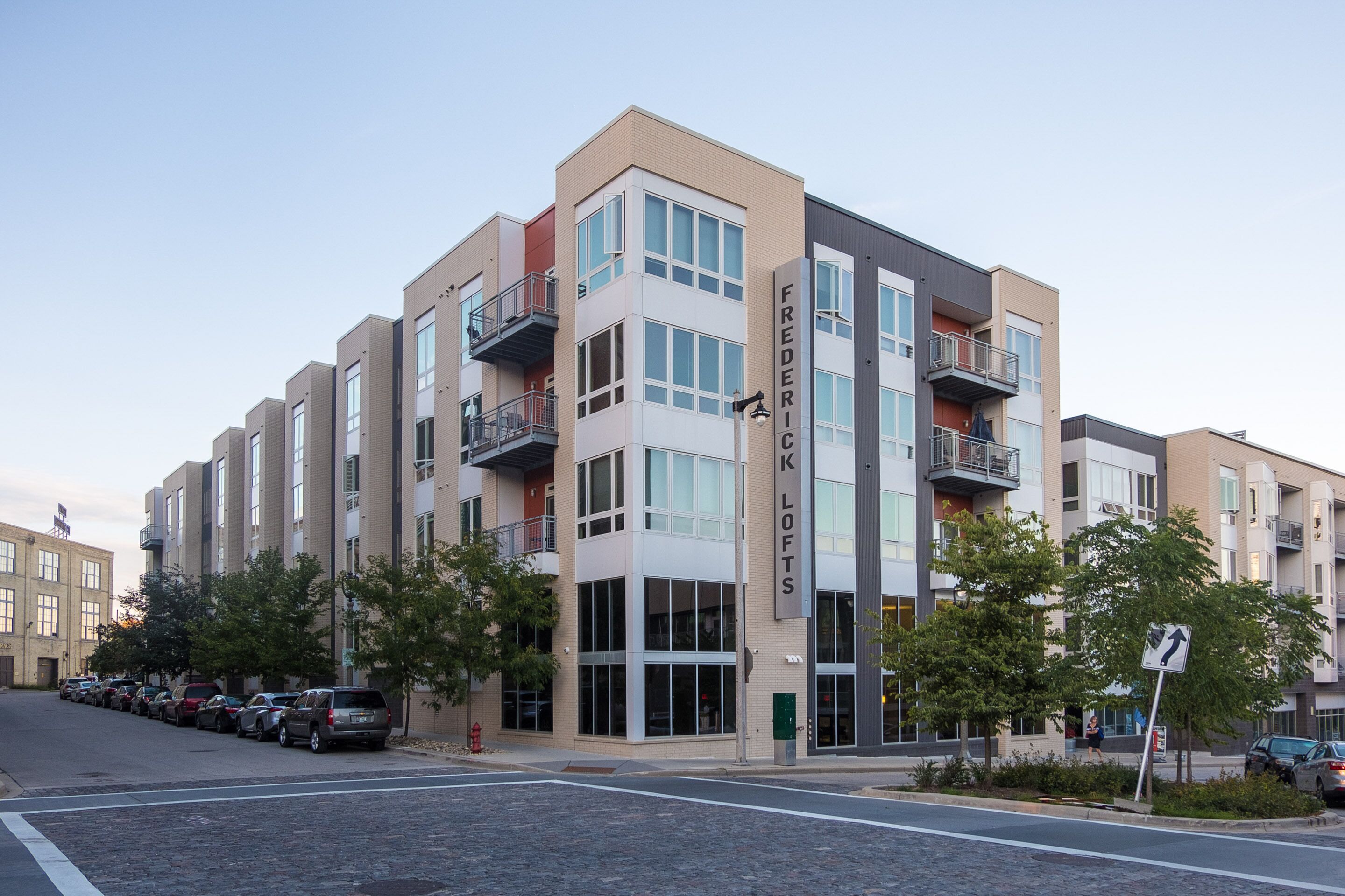 Frontdesk Frederick Lofts Downtown Milwaukee In Milwaukee Wi Expedia [ 385 x 670 Pixel ]