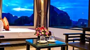 Minibar, individually decorated, individually furnished, desk