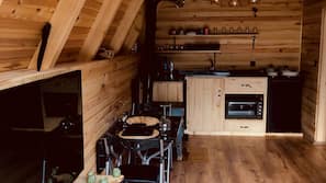 Full-sized fridge, oven, hob, cookware/dishes/utensils