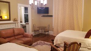 4 bedrooms, iron/ironing board, Internet, bed sheets