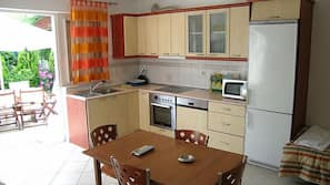 Full-size fridge, microwave, stovetop, cookware/dishes/utensils