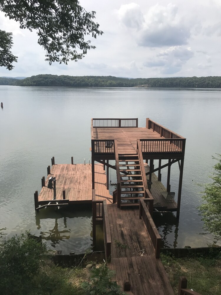 Perfect Fishermen’s Retreat on the Tennessee River or a Relaxing Family Getaway.