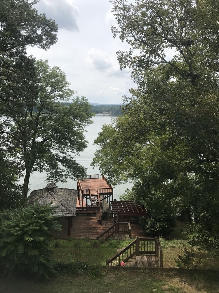 Perfect Fishermen’s Retreat on the Tennessee River or a Relaxing Family Getaway.