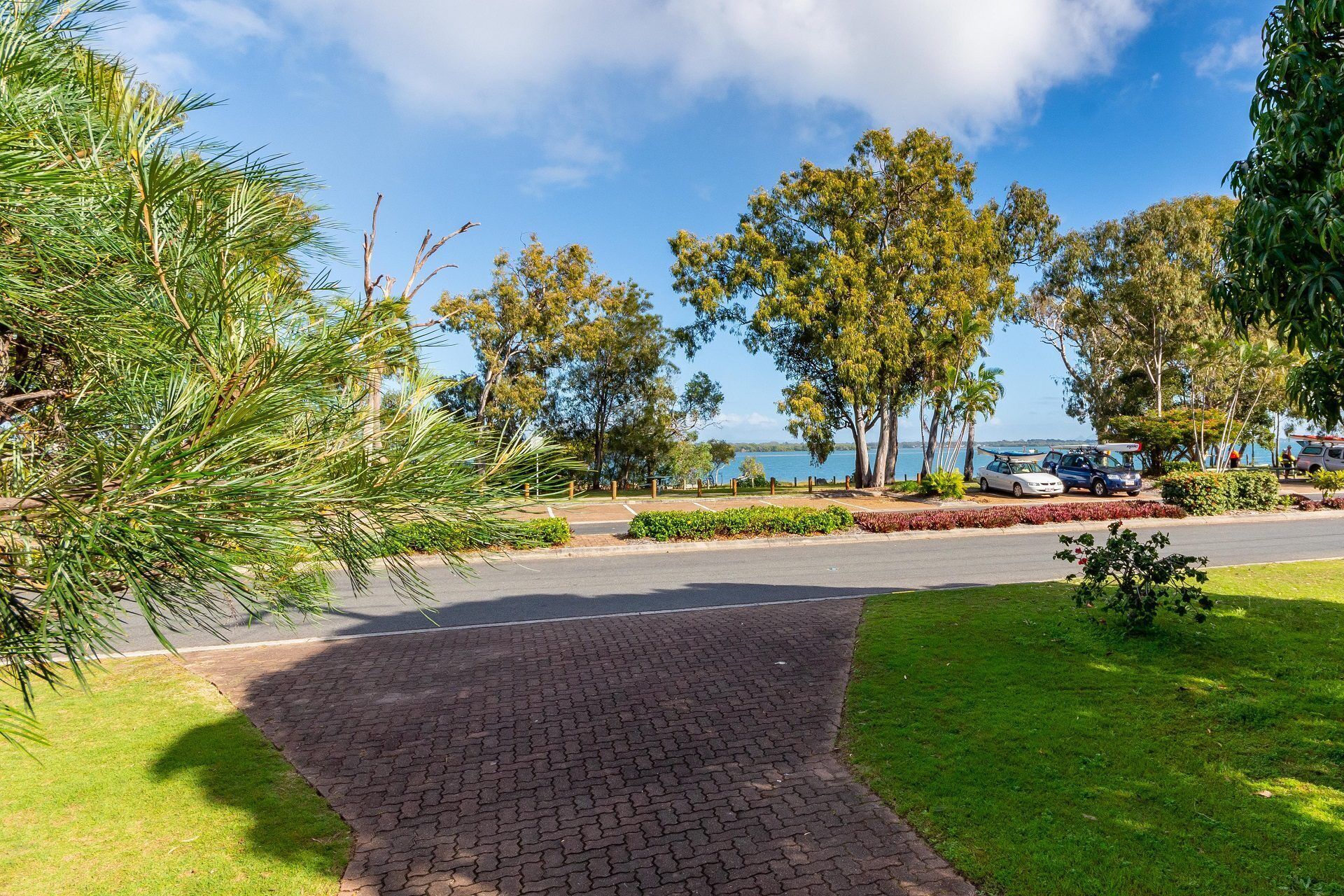 Bribie Beach House, Waterfront Directly Across the Road - Solander Esp, Banksia Beach