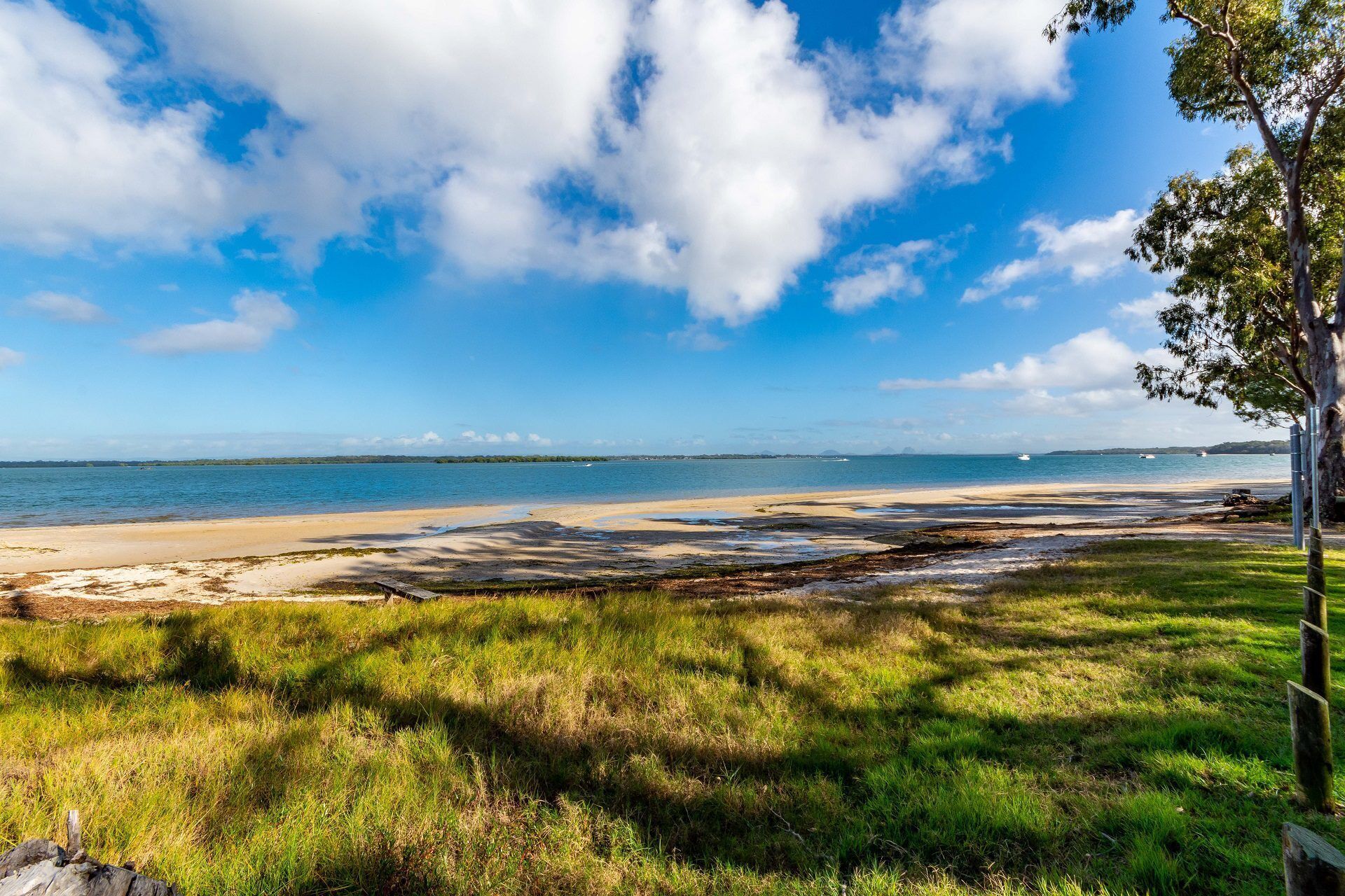 Bribie Beach House, Waterfront Directly Across the Road - Solander Esp, Banksia Beach