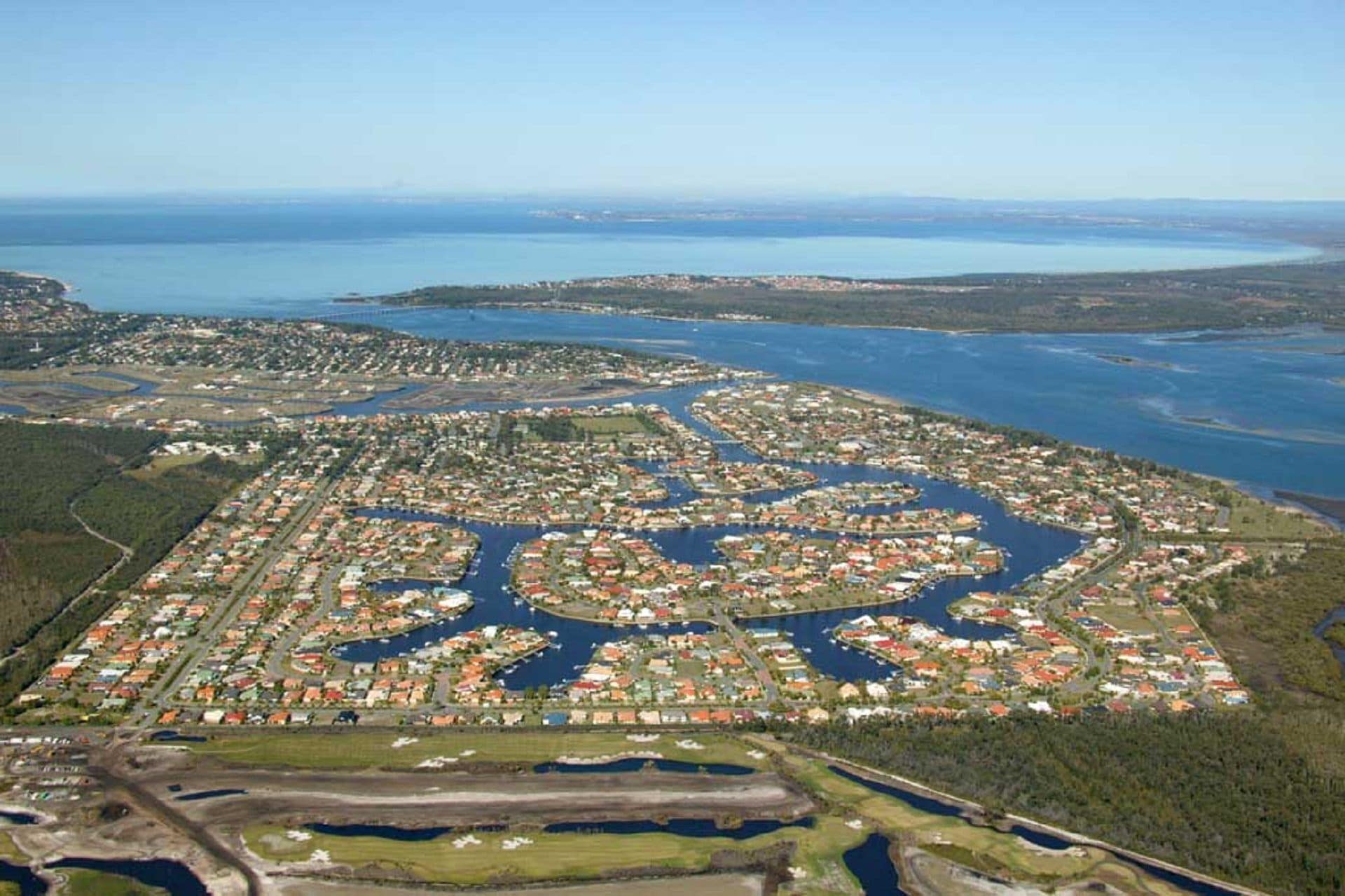 Bribie Beach House, Waterfront Directly Across the Road - Solander Esp, Banksia Beach